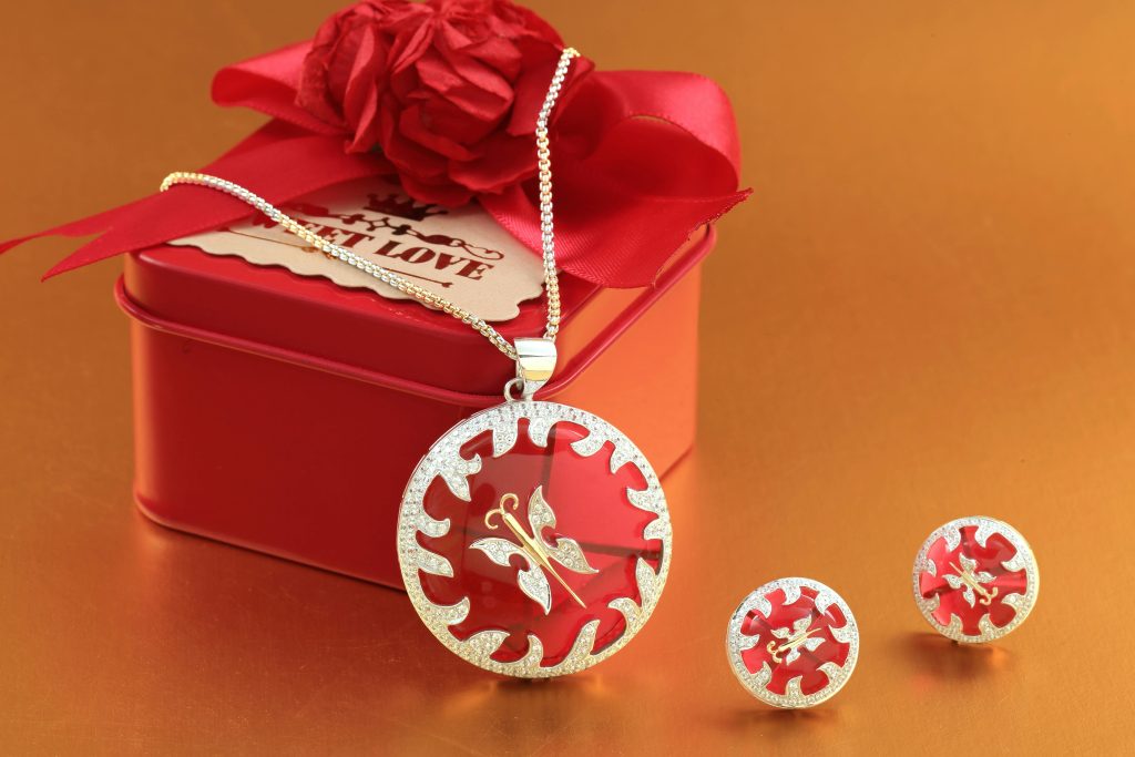 personalized anniversary gifts for couples in Pakistan